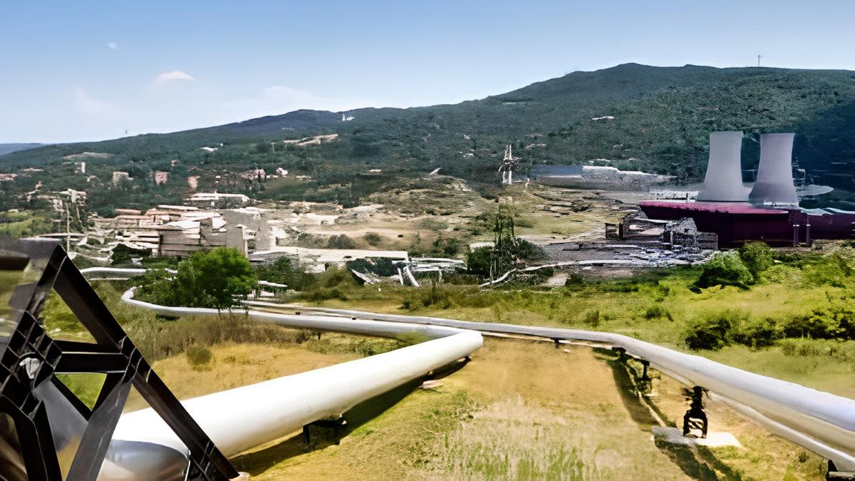 Tubazioni e torri di raffreddamento di una centrale geotermica in Valdicecina, tra Pomarance e Larderello