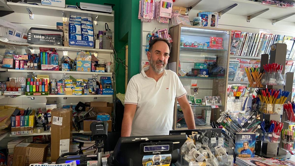 Christian Poli all’interno dell’edicola cartolibreria di via Mordini a Barga