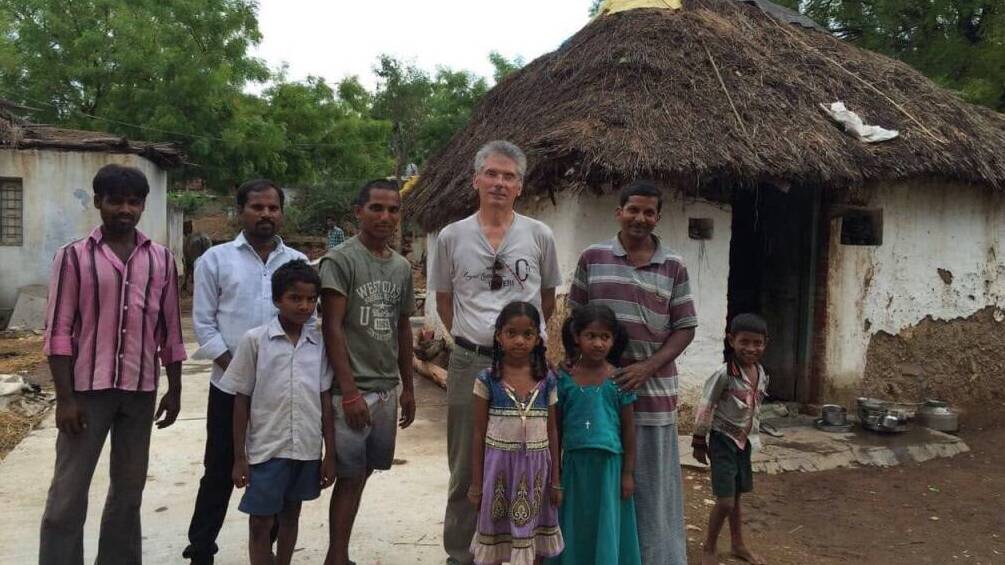 Volontari di Piccole Opere pro India con gli abitanti di un villaggio a Kadapa