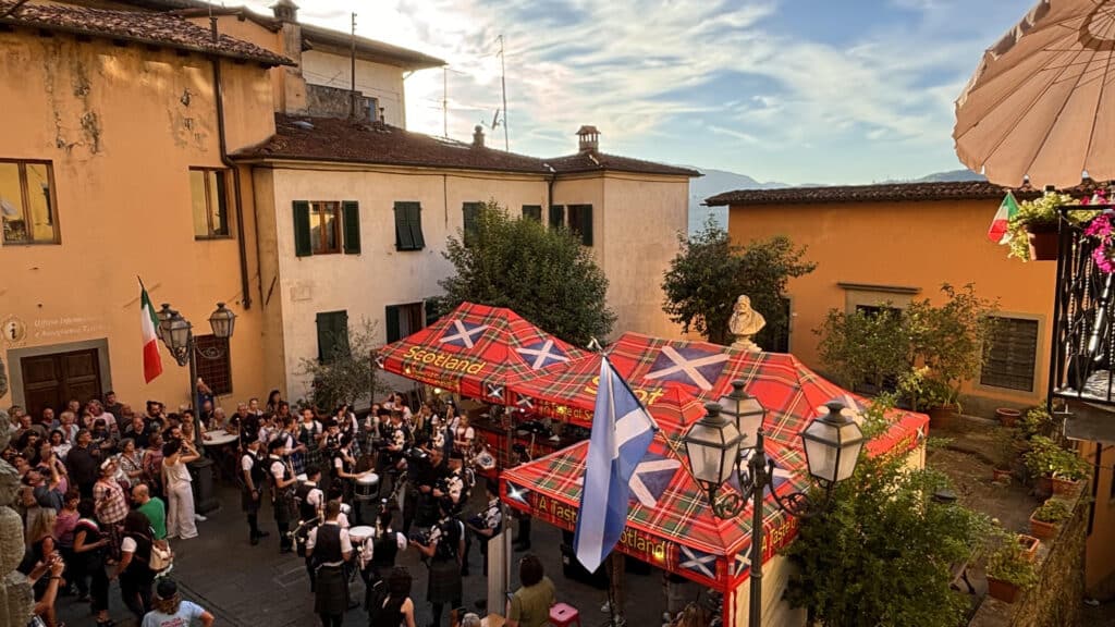 Il centro di Barga durante un edizione del Scottish Festival.