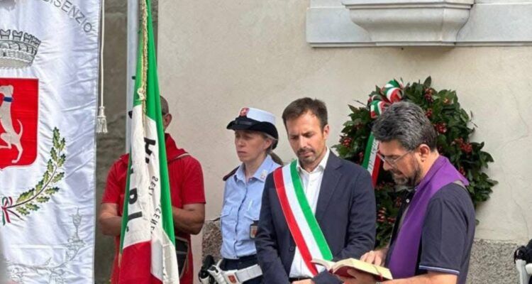 Cerimonia a Campi Bisenzio: gonfalone del Bisenzio, fascia tricolore e corona d’alloro per i caduti.