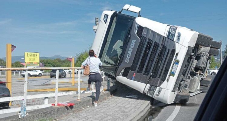 Camion Scania bianco ribaltato sulla via Pesciatina a Capannori: cabina sul fianco, perdita d’olio sull’asfalto.