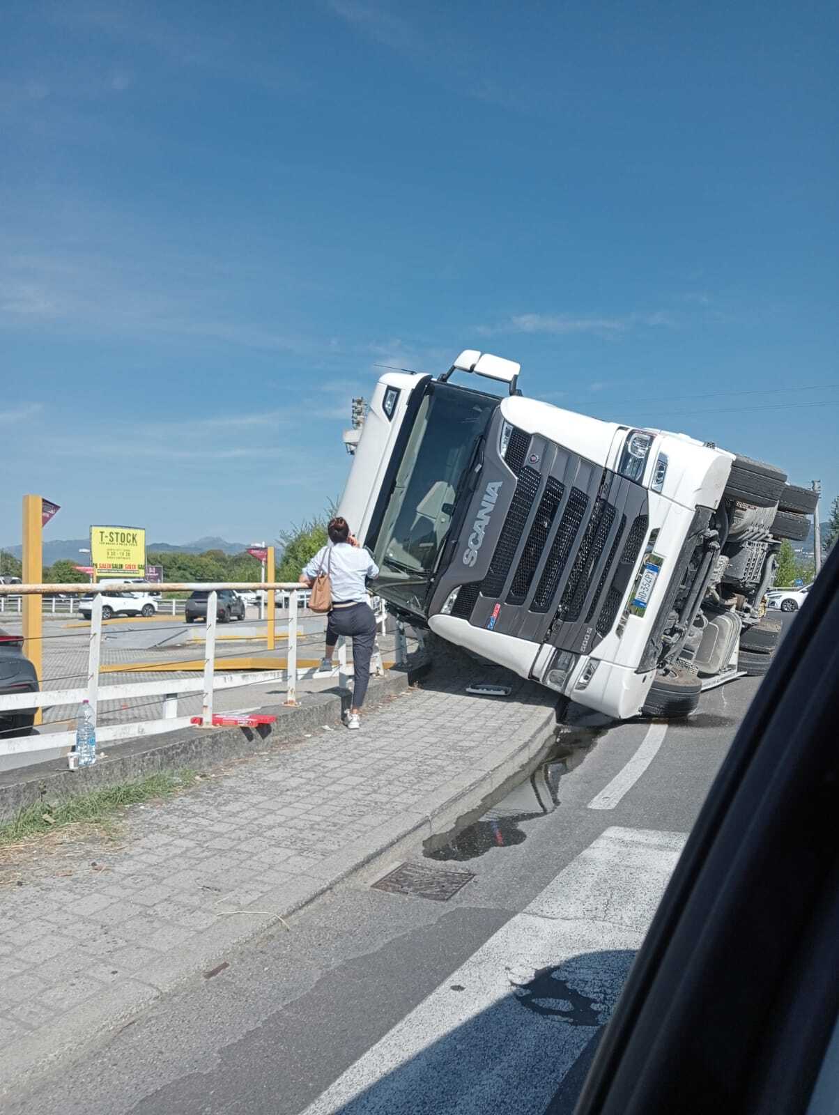 Camion Scania bianco ribaltato sulla via Pesciatina a Capannori: cabina sul fianco, perdita d’olio sull’asfalto.
