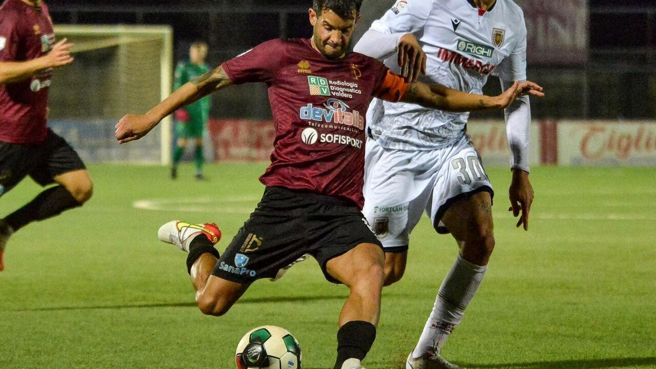 Andrea Caponi, ex capitano del Pontedera, in maglia granata