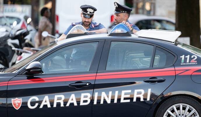 Carabinieri di Lucca dopo l'arresto per rapina impropria all'Esselunga di via Dante Alighieri.