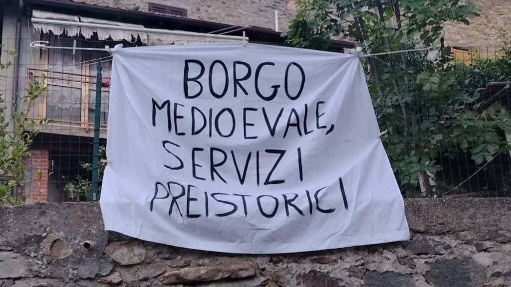 Lenzuoli e striscioni di protesta appesi a Castelvecchio Alto, nel comune di Capannori