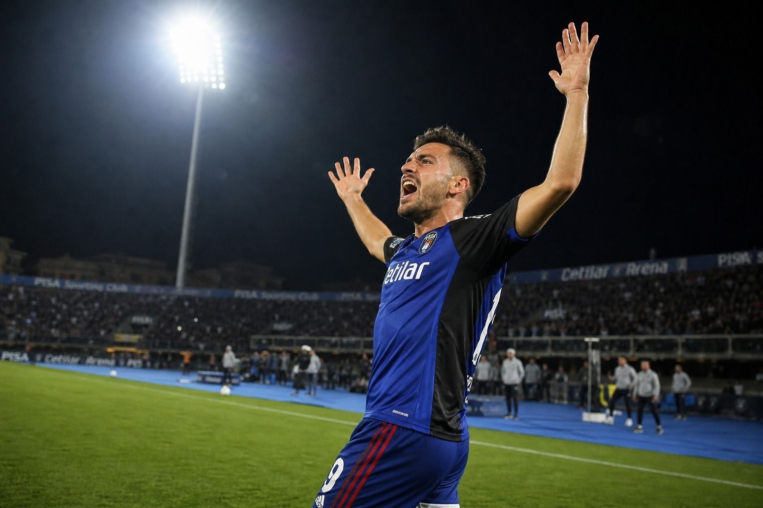 Simone Canestrelli del Pisa esulta a braccia alzate dopo il gol contro il Catanzaro