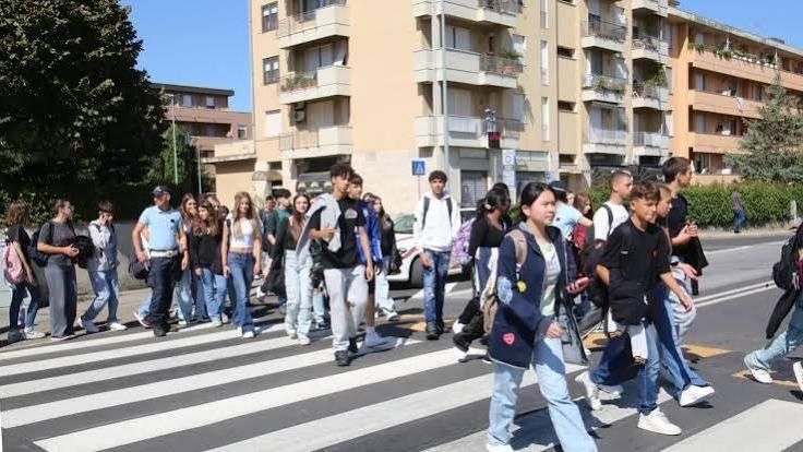 Studenti attraversano la strada: mappa completa dei nuovi dirigenti scolastici in provincia di Pisa