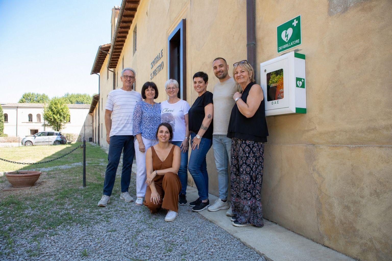 Hospitale S. Pietro a Badia Pozzeveri: armadietto DAE sulla facciata