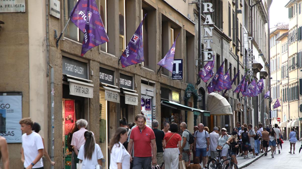 Bandiere viola della Fiorentina 1926-2026 appese in via Guicciardini, nel centro di Firenze, per il centenario.