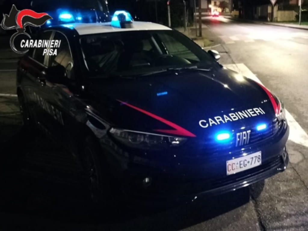 Carabinieri durante un controllo stradale nel Pisano