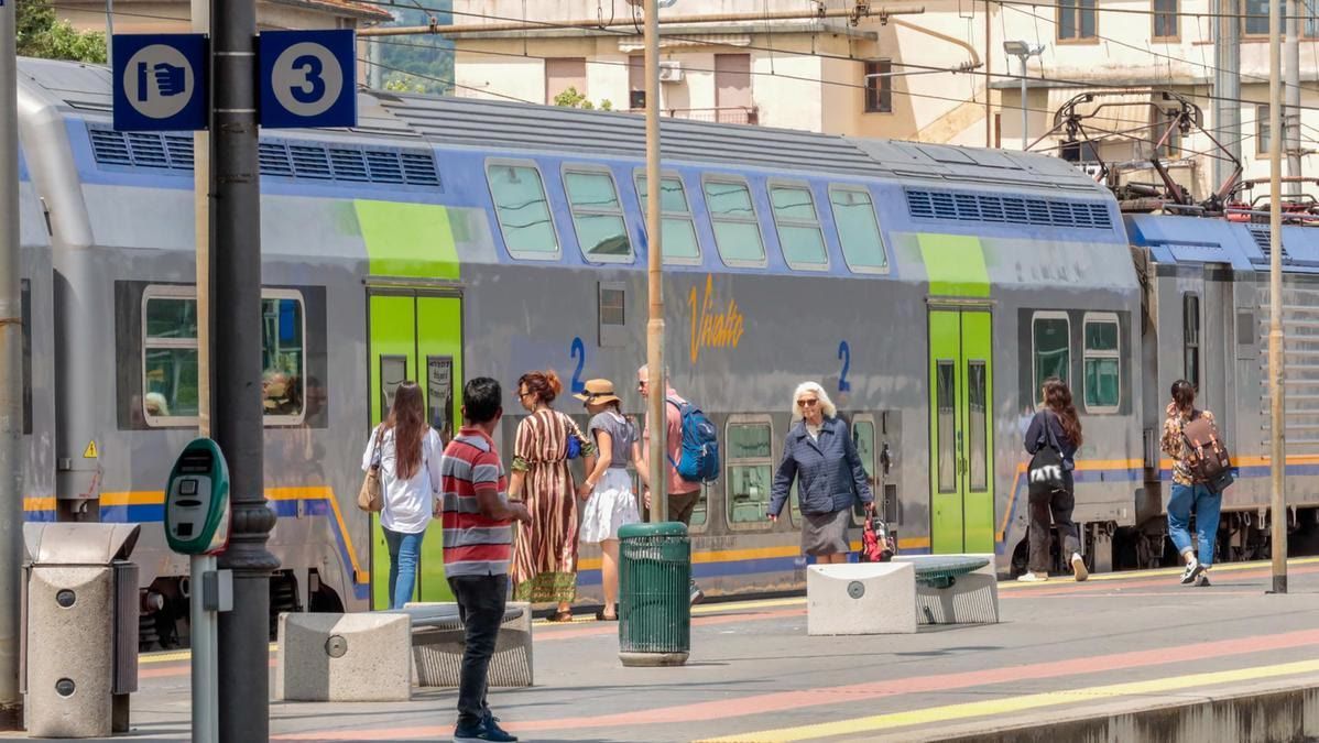 Pendolari in attesa del treno, caso rimborso abbonamento Pontedera-Firenze