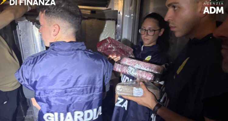 Finanzieri della Guardia di Finanza e funzionari ADM con i panetti di cocaina sequestrati in un container al porto di Livorno