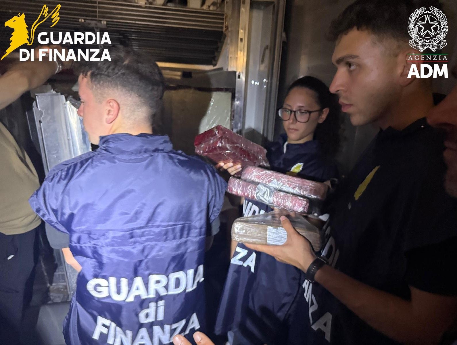 Finanzieri della Guardia di Finanza e funzionari ADM con i panetti di cocaina sequestrati in un container al porto di Livorno