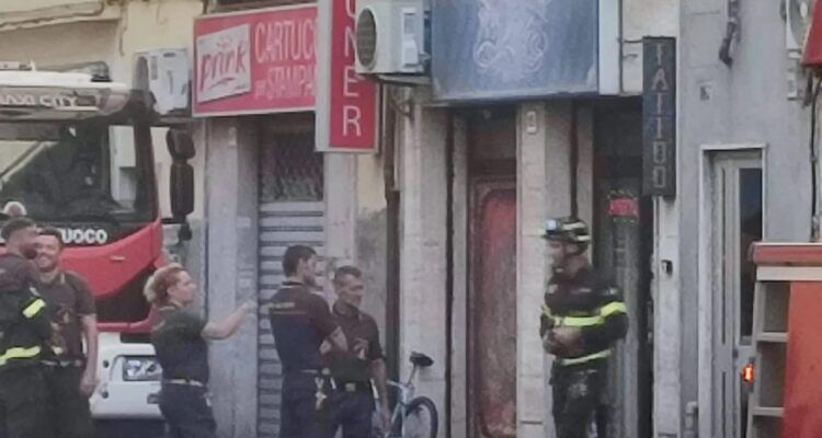 Vigili del Fuoco in via Garibaldi a Livorno, davanti a Prink, dopo il crollo di un cornicione. Nessun ferito.