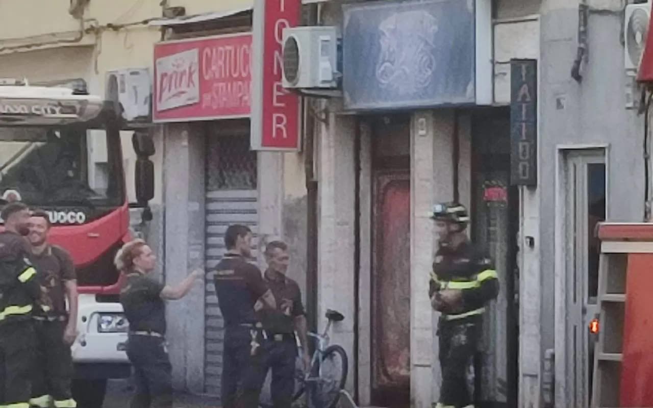 Vigili del Fuoco in via Garibaldi a Livorno, davanti a Prink, dopo il crollo di un cornicione. Nessun ferito.