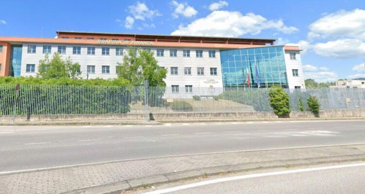 La caserma Giacomo Puccini della Guardia di Finanza a Lucca, dove il Nucleo di polizia economico-finanziaria ha chiuso l’inchiesta sulle false fatture.