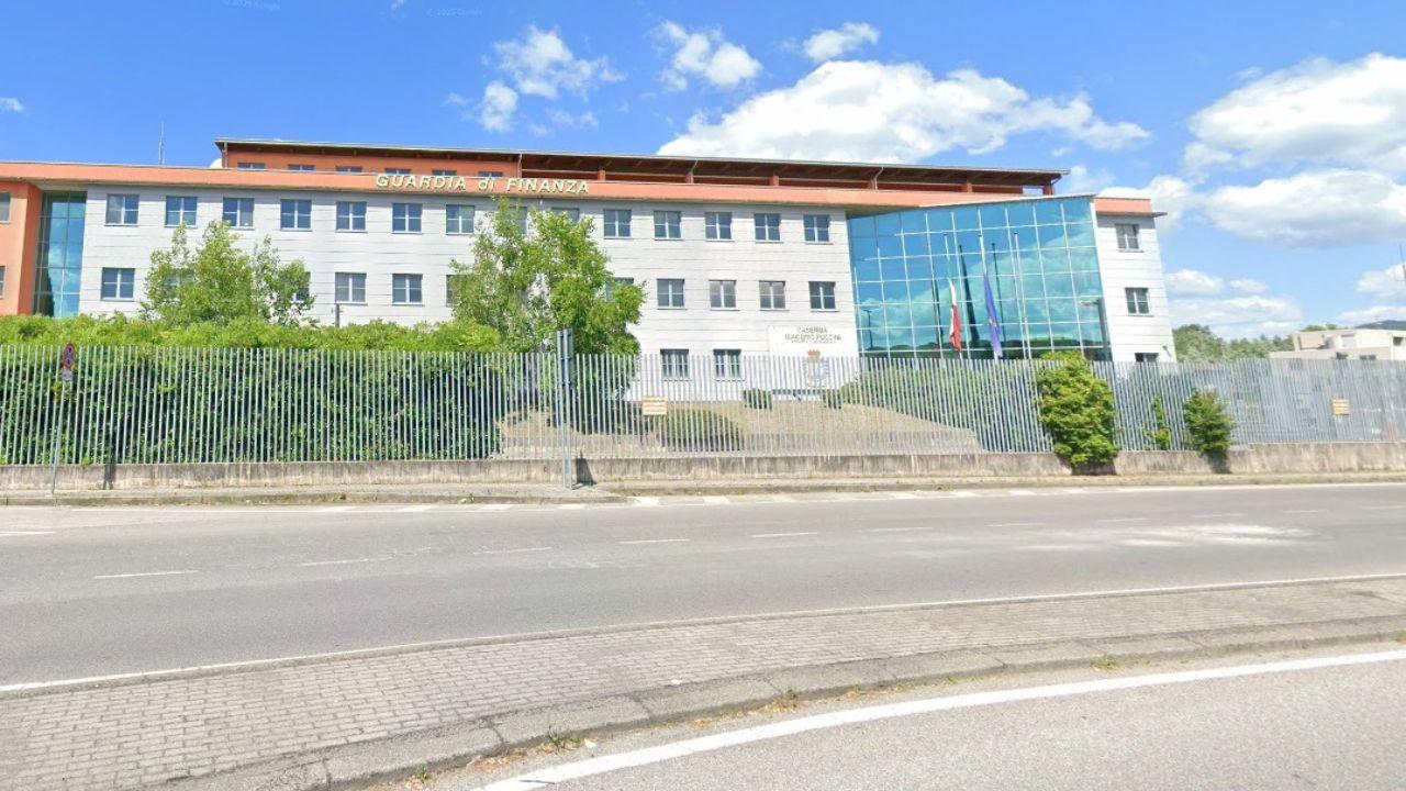 La caserma Giacomo Puccini della Guardia di Finanza a Lucca, dove il Nucleo di polizia economico-finanziaria ha chiuso l’inchiesta sulle false fatture.