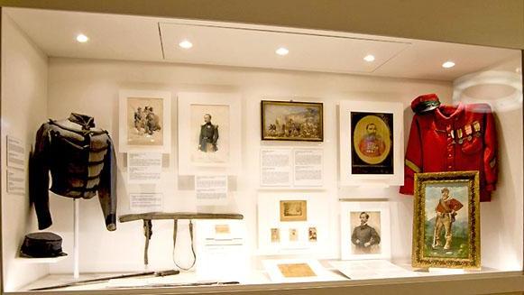 Cimeli del Museo del Risorgimento a Palazzo Ducale: uniformi, camicia rossa e ritratti di Garibaldi, museo chiuso.