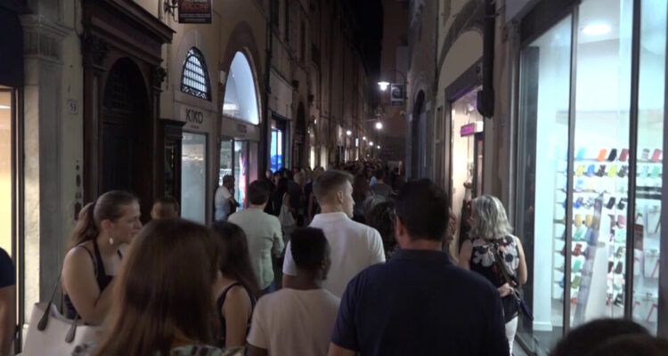Il centro di Lucca in notturna, tra vetrine e folla: sabato 29 agosto torna la Notte Bianca.