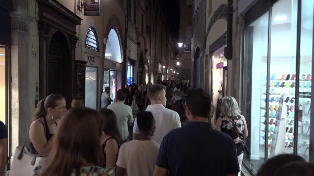 Il centro di Lucca in notturna, tra vetrine e folla: sabato 29 agosto torna la Notte Bianca.