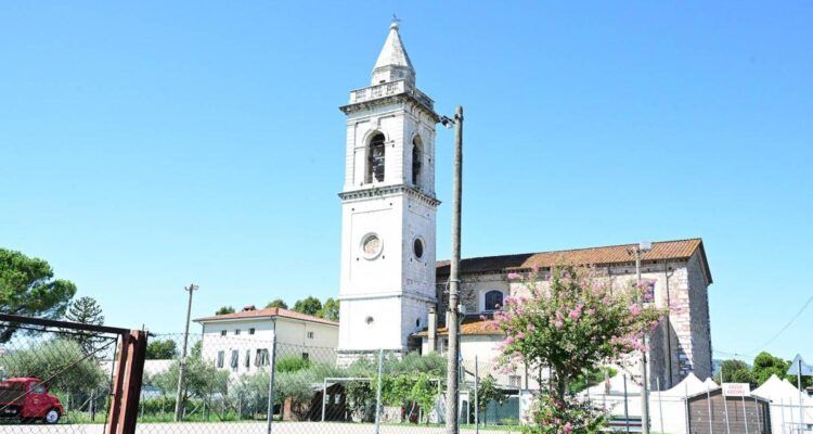 Il campanile di Sant’Angelo e le tende della festa: un quarto d’ora di campane a mezzanotte per spegnere la musica.