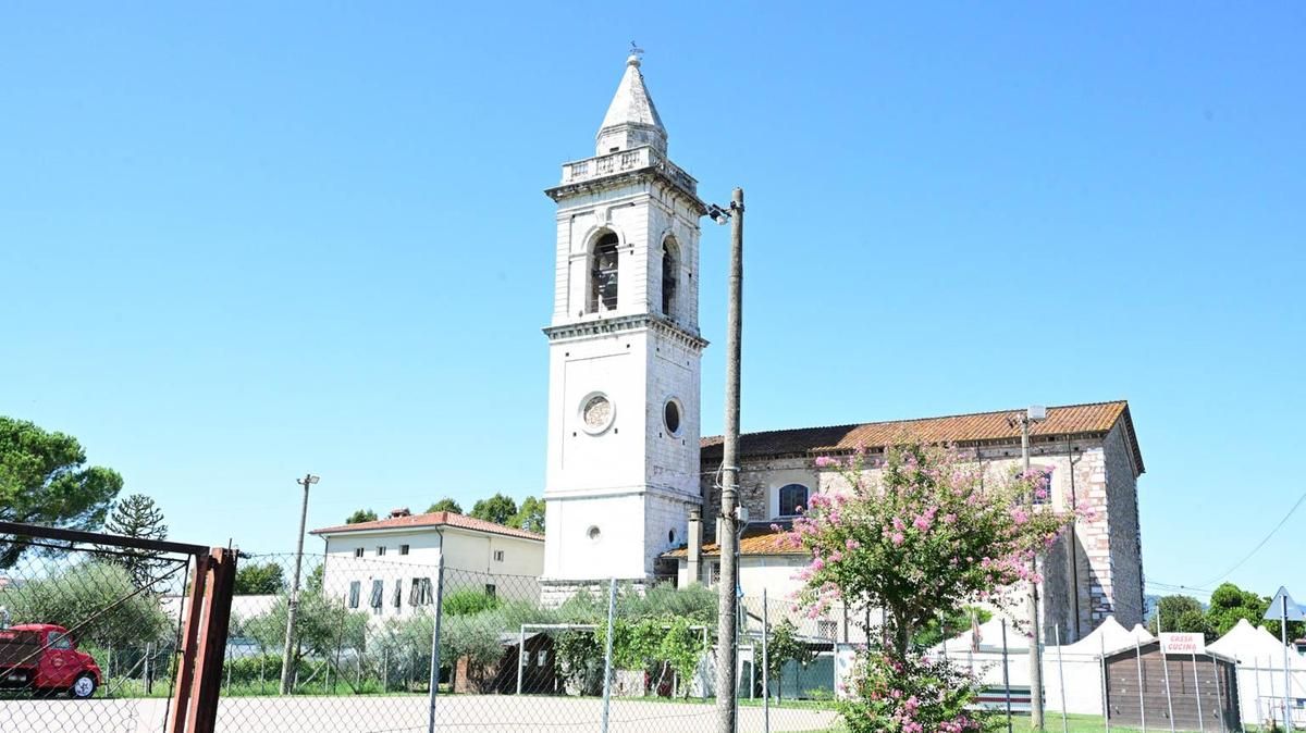 Il campanile di Sant’Angelo e le tende della festa: un quarto d’ora di campane a mezzanotte per spegnere la musica.