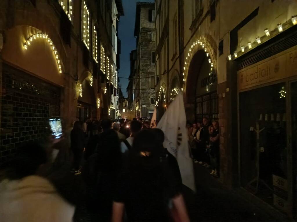 Telai e lumini della Luminara di Santa Croce sulle facciate di Lucca