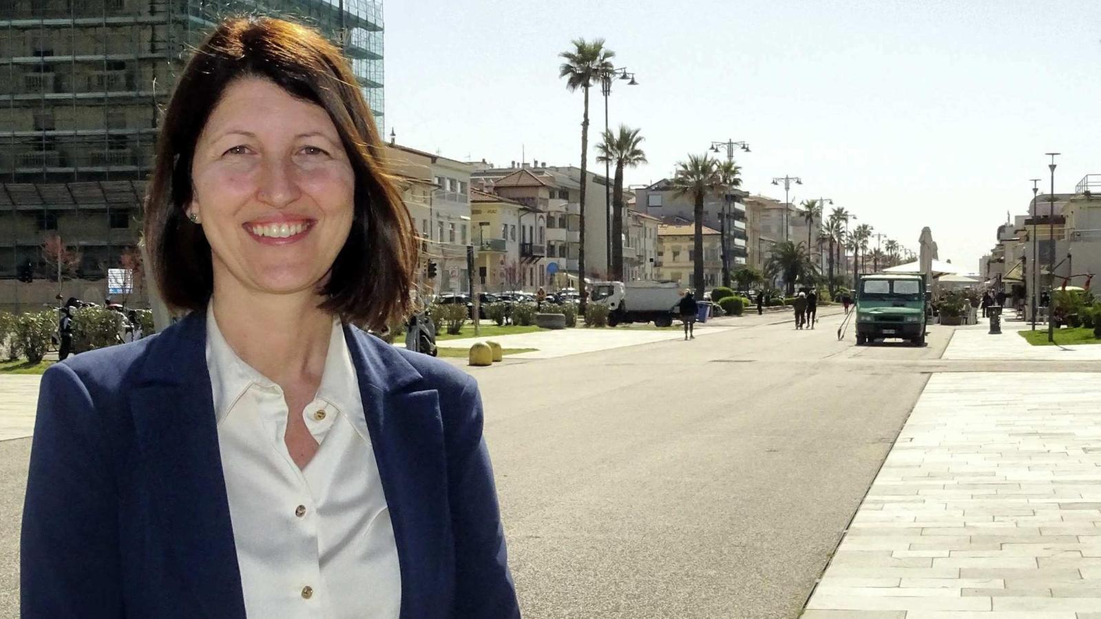 Via Indipendenza e Pineta di Levante a Viareggio: in arrivo 1,2 km di nuova staccionata in castagno