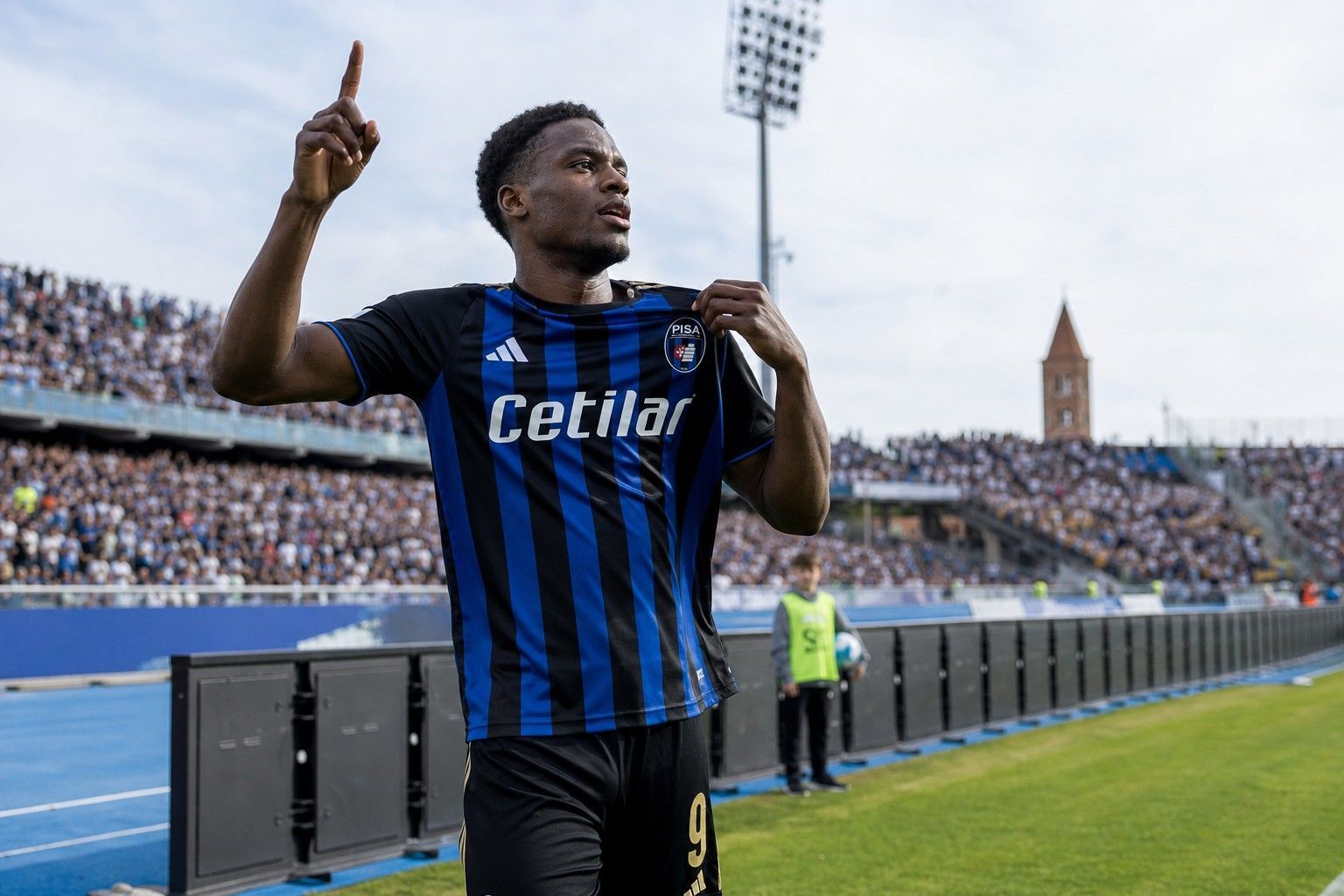 Henrik Meister, attaccante del Pisa, esulta in campo