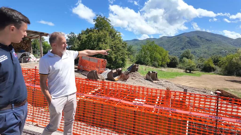 Sopralluogo sui lavori antifrana a Minucciano, recinzione lavori in corso