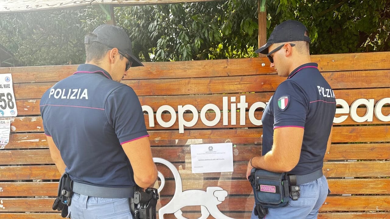 Polizia di Stato davanti al locale chiuso a Tirrenia, sospensione licenza 15 giorni