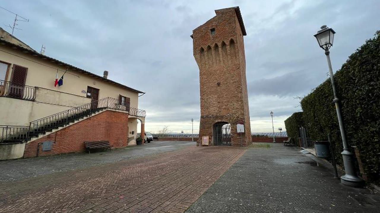 Centro di Montopoli in Val d’Arno con la torre di San Matteo, dove il 21 settembre si terrà l’assemblea sui nuovi sacchi grigi