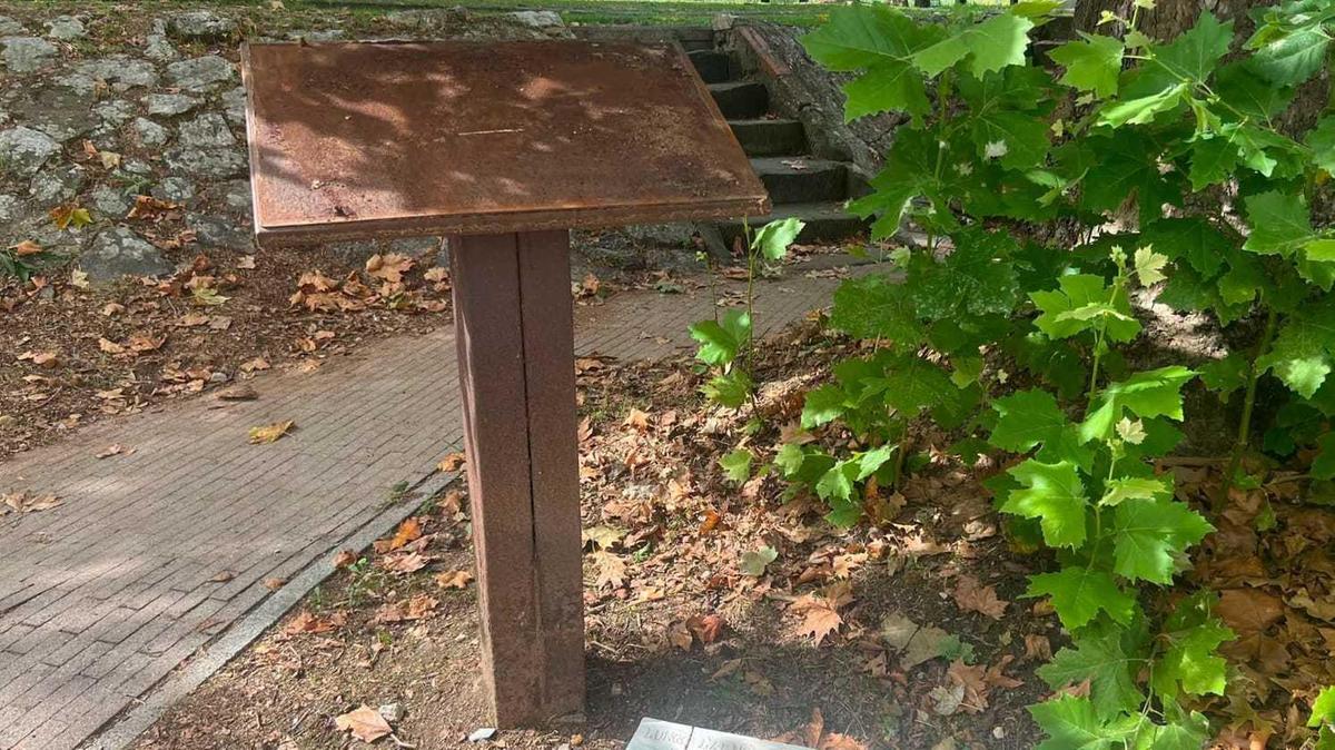 Lapide rotta dedicata al Nanino ai giardini sull’Arno di Santa Croce sull’Arno