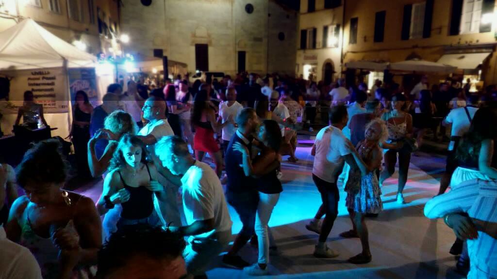 Notte Bianca a Lucca, folla in piazza durante la serata
