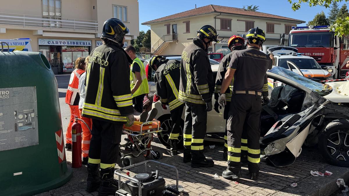 Intervento dei vigili del fuoco dopo lo schianto in via Buggianese a Casabianca, Ponte Buggianese