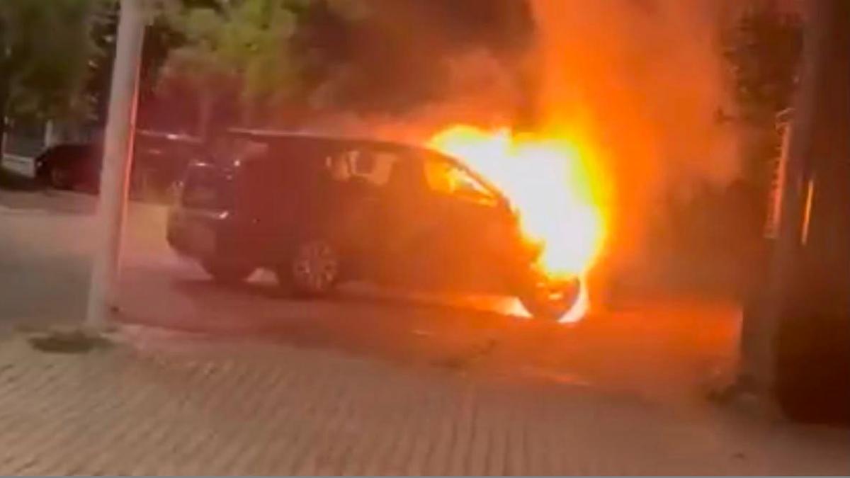 Automobile distrutta dalle fiamme nella zona dello stadio comunale di Ponte Buggianese