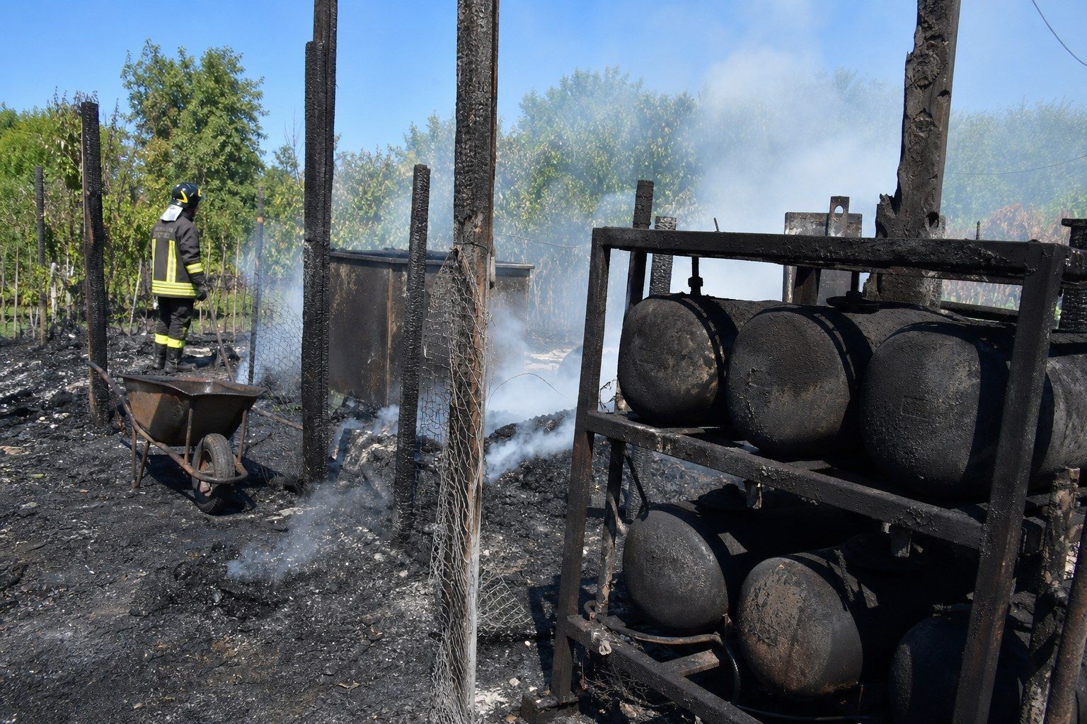 Viareggio, resti bruciati di una rimessa-pollaio tra Bicchio e Torre del Lago dopo l’incendio