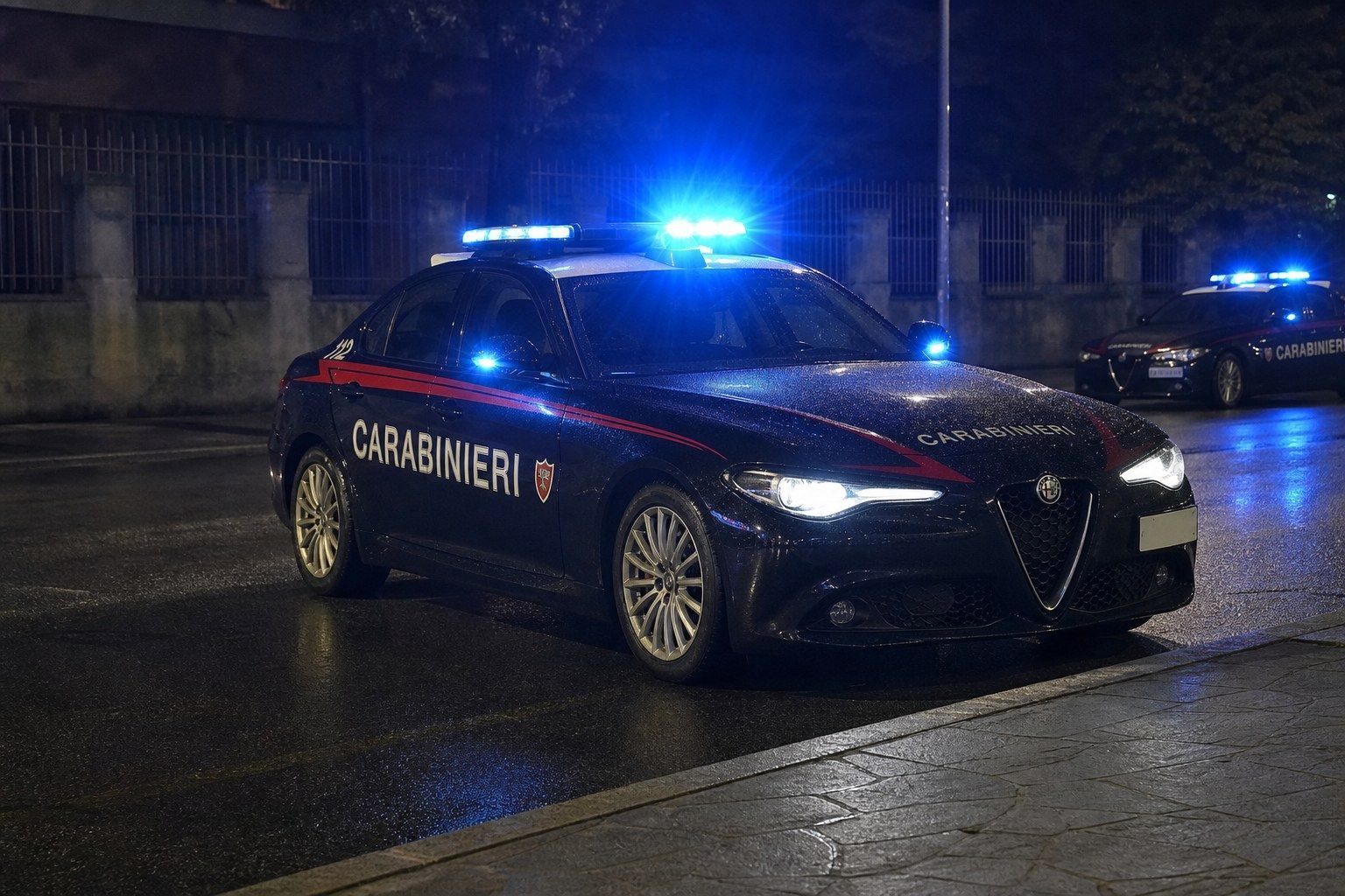 Pisa, auto dei carabinieri in controllo notturno: otto denunciati e patenti ritirate