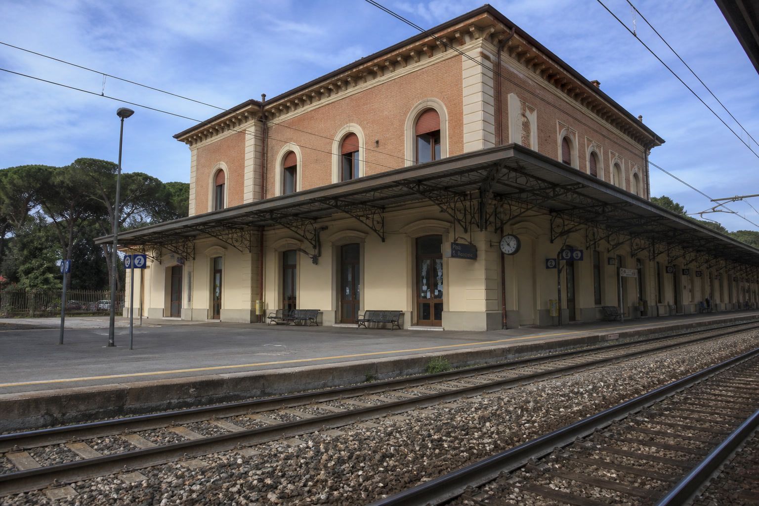 Stazione ferroviaria Pisa San Rossore, edificio e binari da angolazione diversa