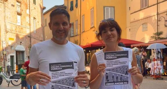 Promotori AVS-Europa Verde con i volantini per la piscina comunale pubblica a Lucca