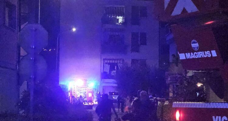 Mezzi dei vigili del fuoco di notte al Villaggio Scornio a Pistoia, dopo lo scoppio della caldaia in via Adige.