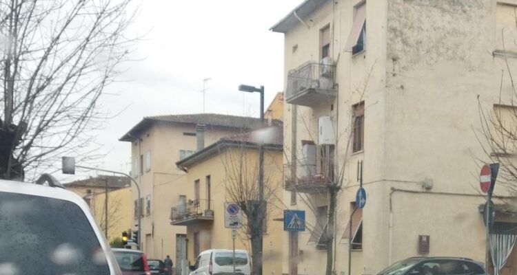 Cantiere di asfaltatura a Poggibonsi nel piano strade da 700 mila euro.