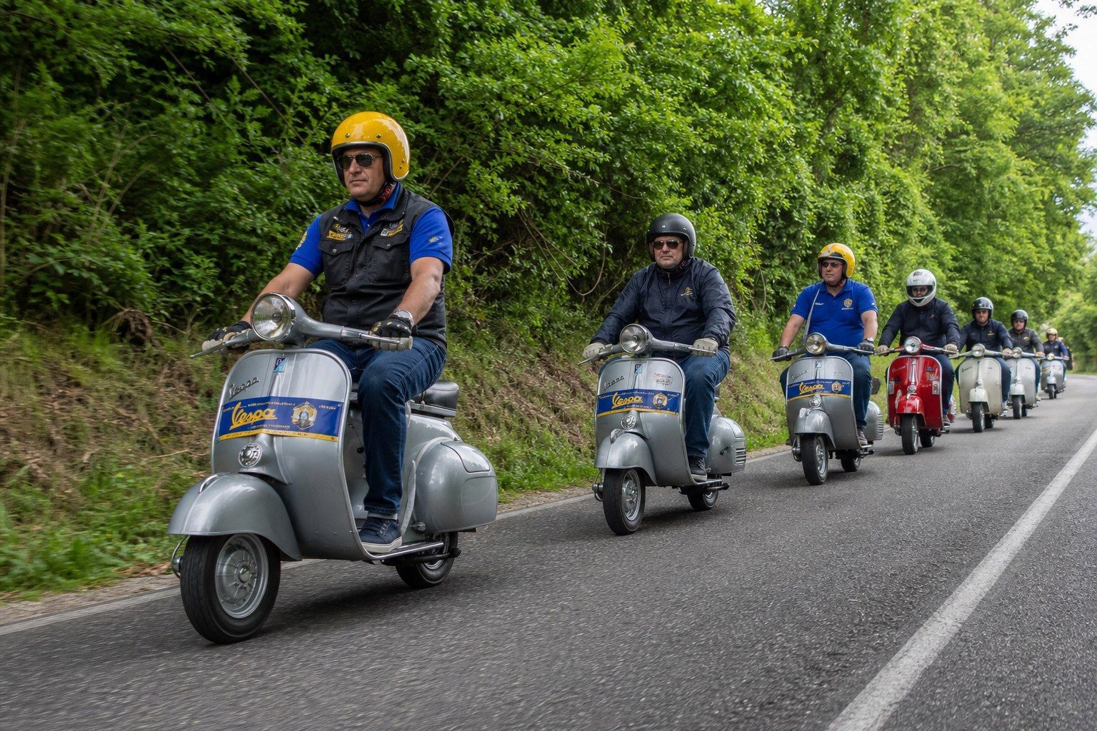 Vespisti in fila verso Pontedera per il Rally Europeo
