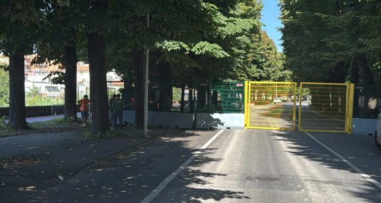 Cancelli gialli e recinzioni in via Firenze a Prato, durante la simulazione per portare il Lungobisenzio a 2.980 posti.