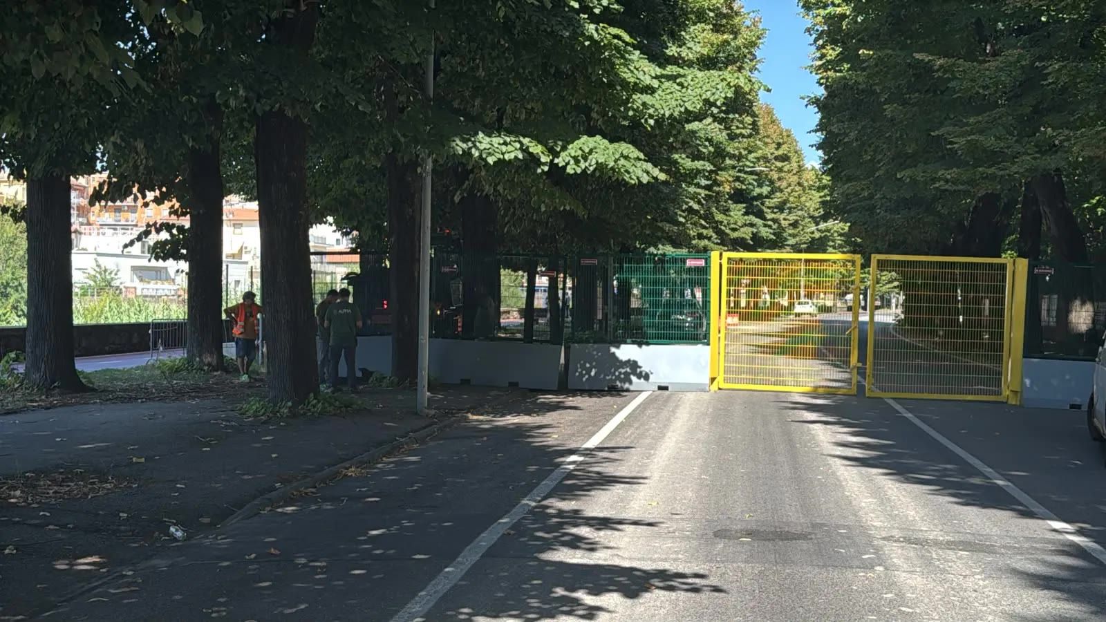 Cancelli gialli e recinzioni in via Firenze a Prato, durante la simulazione per portare il Lungobisenzio a 2.980 posti.