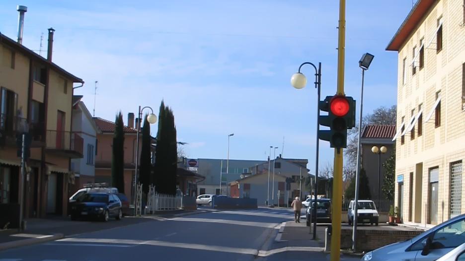 Semaforo rosso in viale Europa a Ponsacco, dove sarà installato il RedVolution