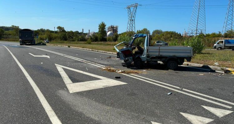 I mezzi coinvolti nello scontro mortale a Rosignano Solvay.