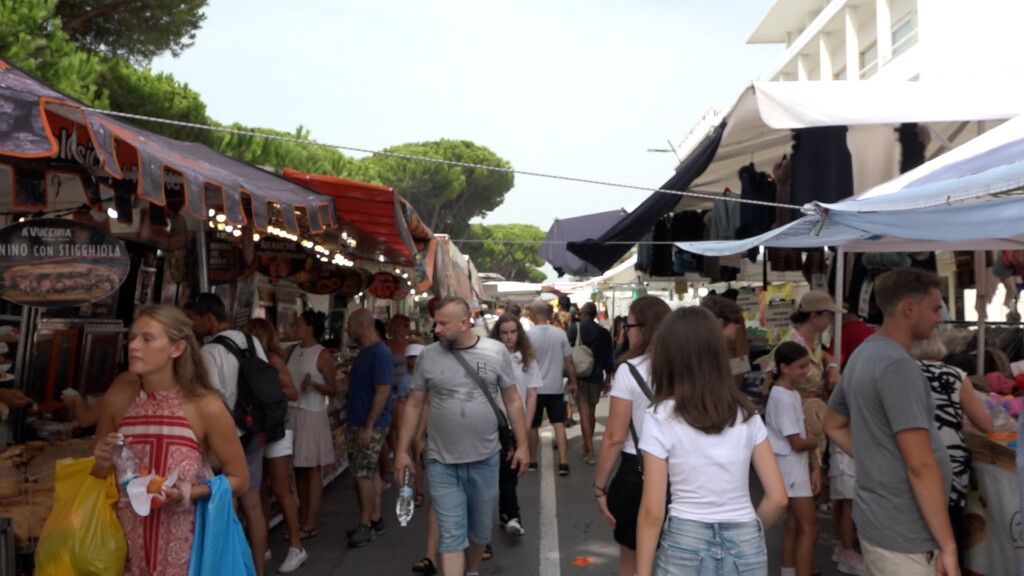 Fiera di Sant’Ermete, bancarelle e folla a Forte dei Marmi