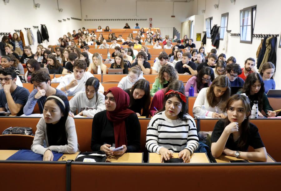 Studenti in aula all’Università di Pisa in vista del semestre aperto di Medicina, Odontoiatria e Veterinaria